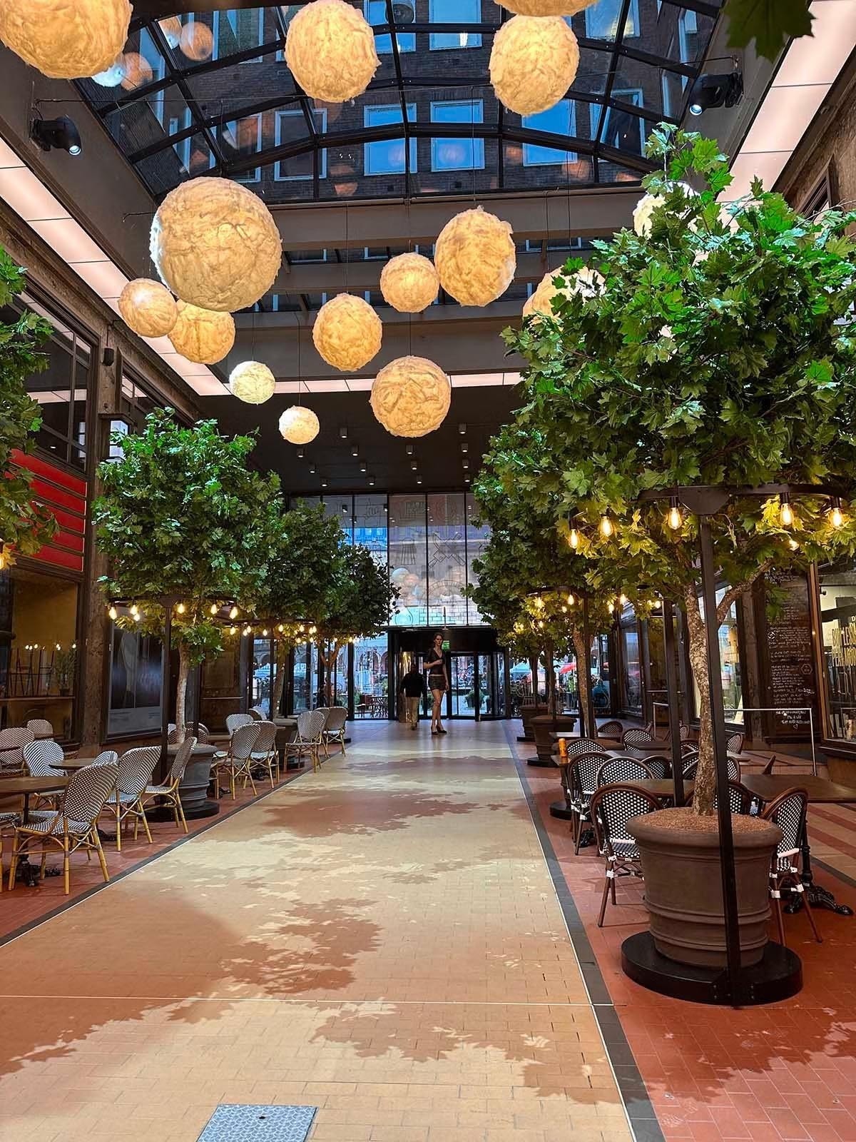 Lokalene er i tilknytning til Folketeaterpassasjen - en sjarmerende passasje med rikholdig utvalg av spisesteder, kunst og kulturopplevelser som trekker mange besøkende Galleribilde