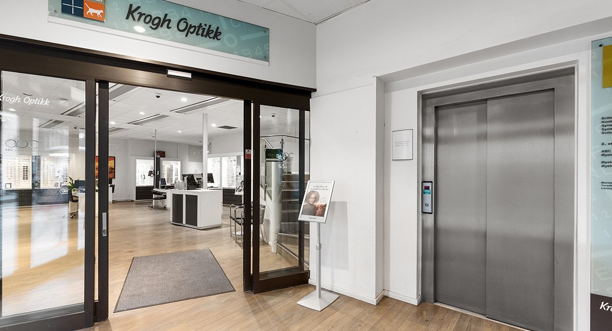 Egen heis som går opp til lokalet i 2. etasje Galleribilde
