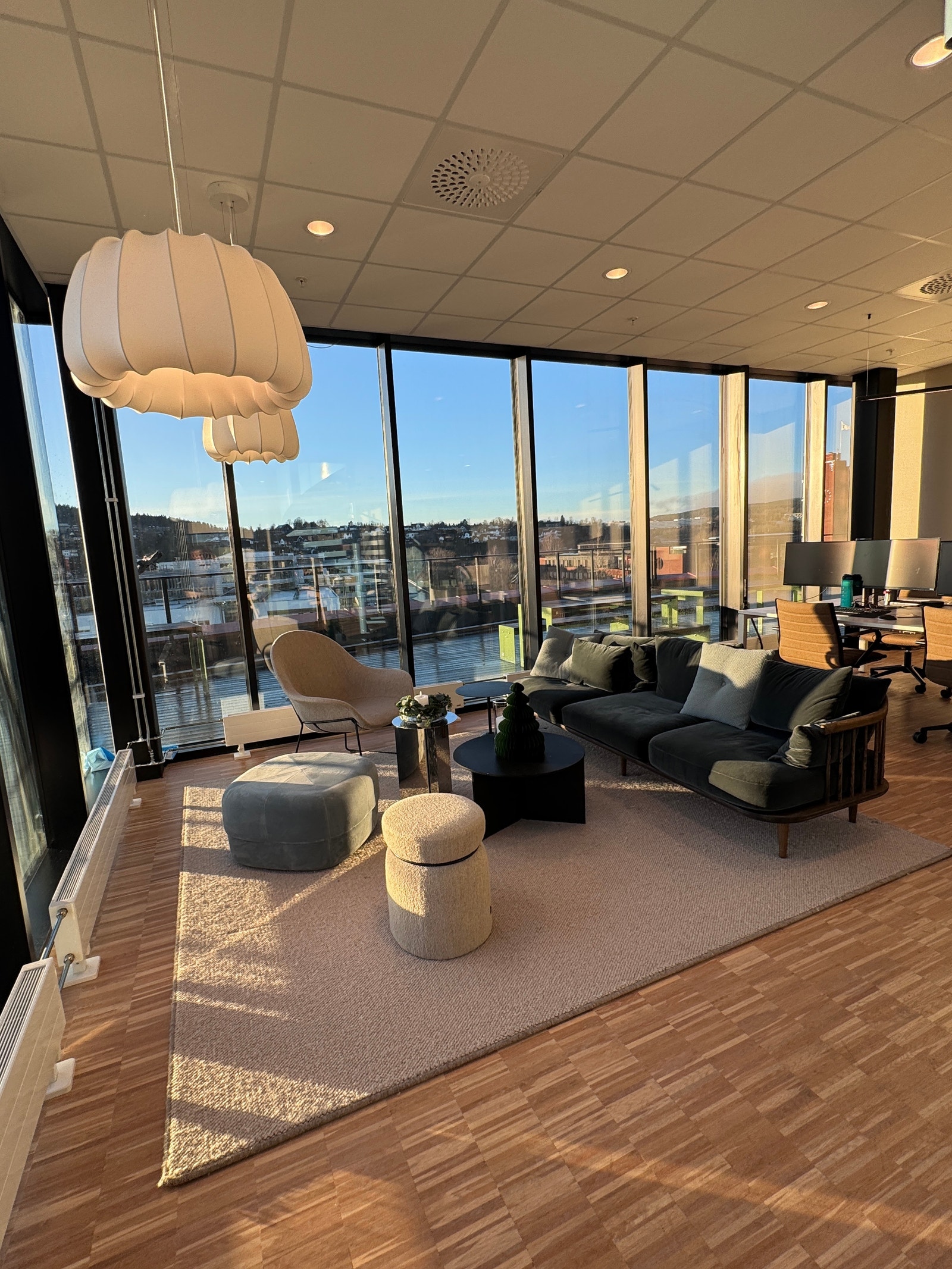 Hyggelig sosial sone tilhørende med kjøkkenet i 5.etasje. Galleribilde