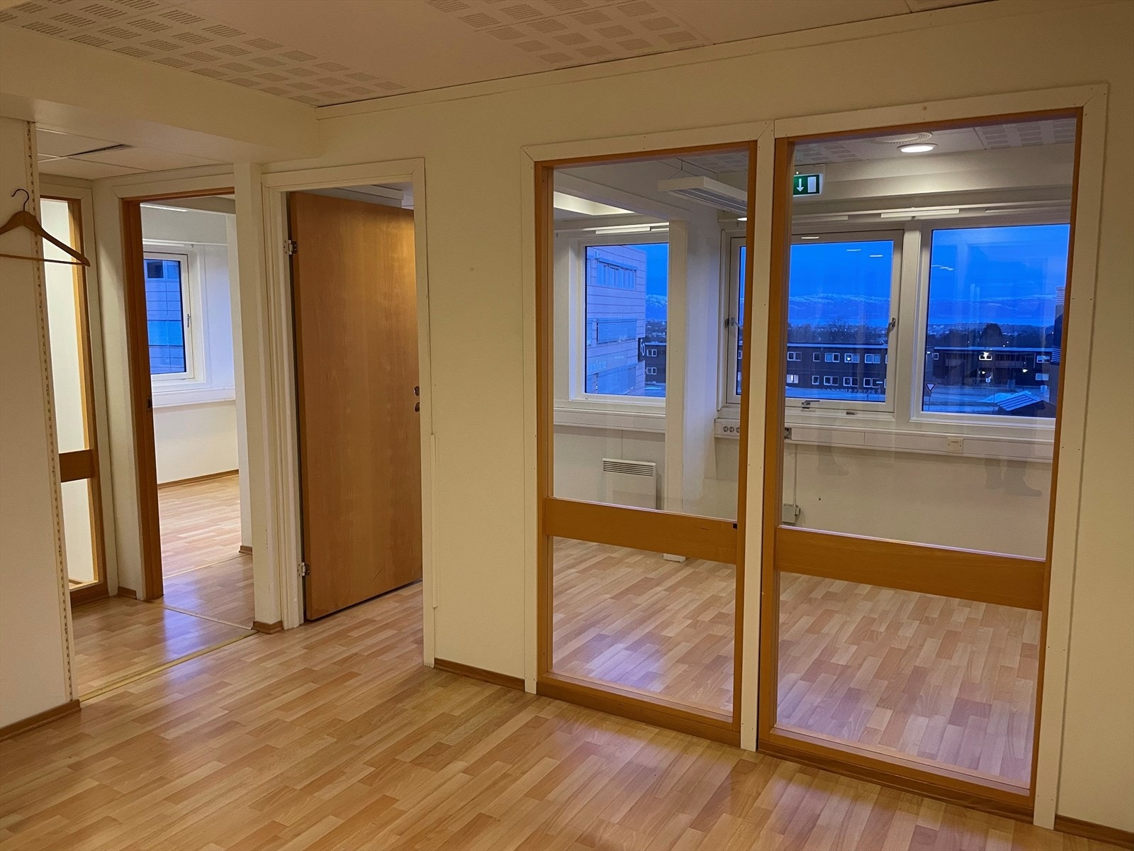 2. etg Kontorareal. Lyse kontor med utsikt til trondheimsfjorden Galleribilde