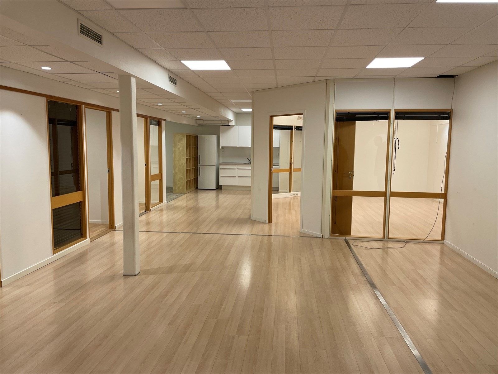 Kontorareal. Varierende kontorareal i forskjellige størrelser. Galleribilde