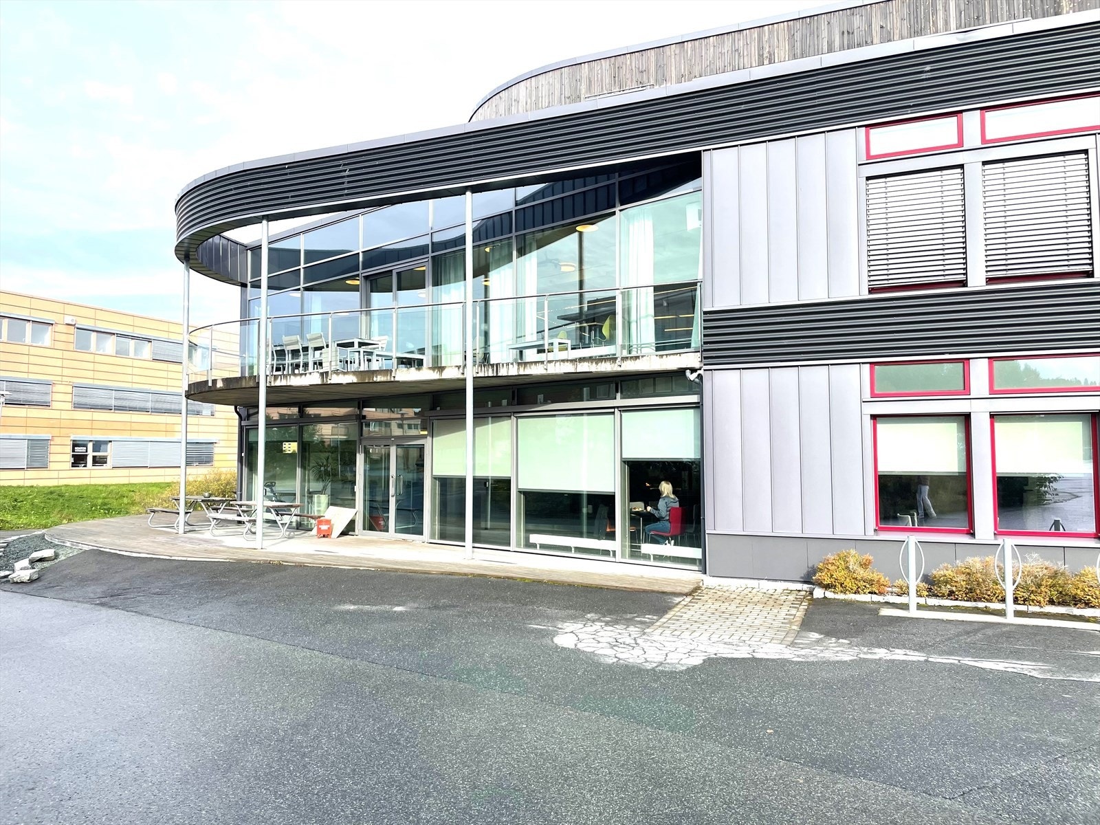 Kantine i nabobygg. Galleribilde