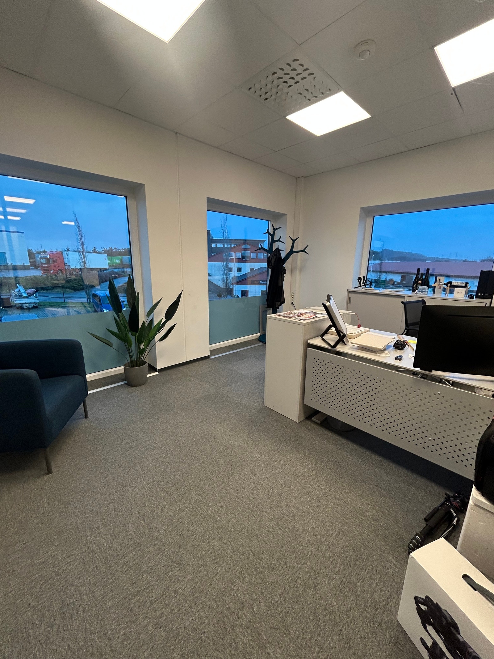 Stort kontor, kan sitte to personer ved behov Galleribilde