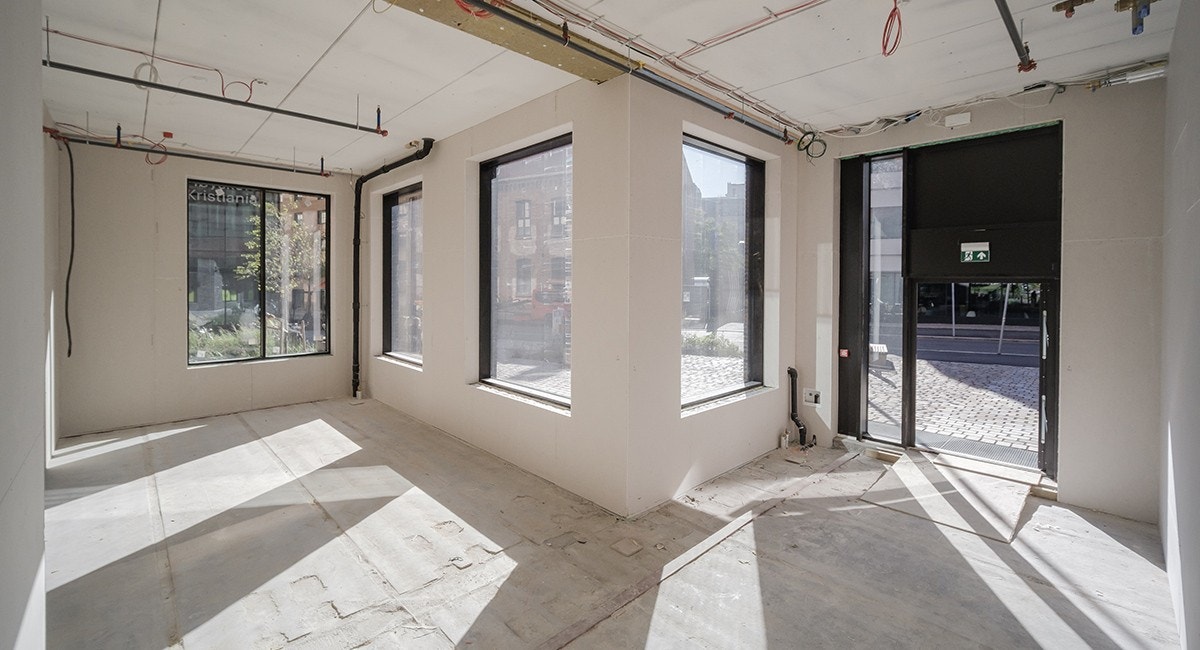 Butikk-/barlokalet har store vindusflater og god takhøyde Galleribilde