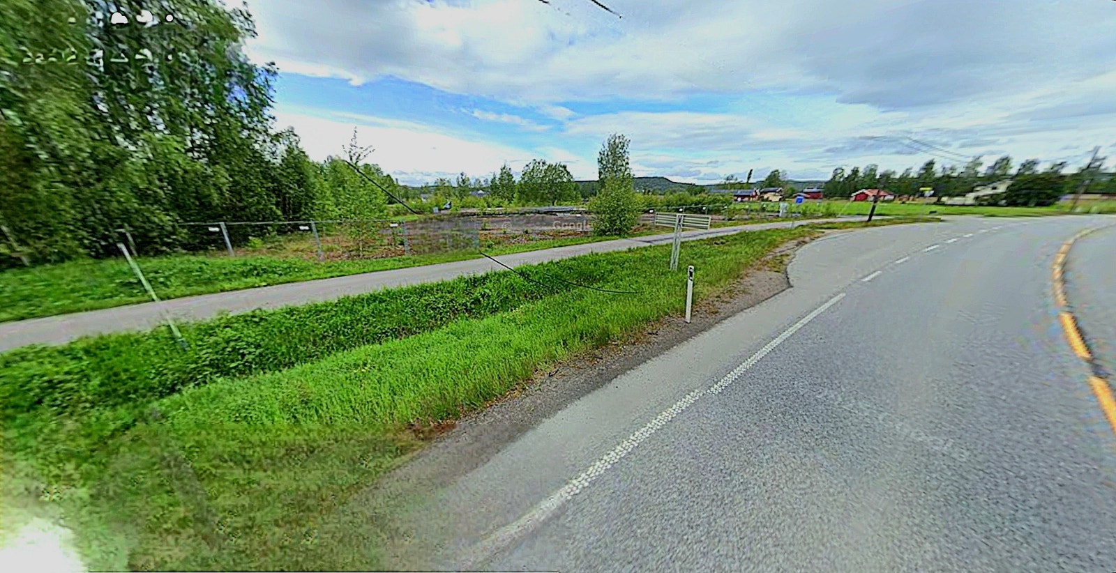 Utsnitt av tomten sett fra RV2 fra sørsiden . Tomtegrensen langs gangveien Galleribilde