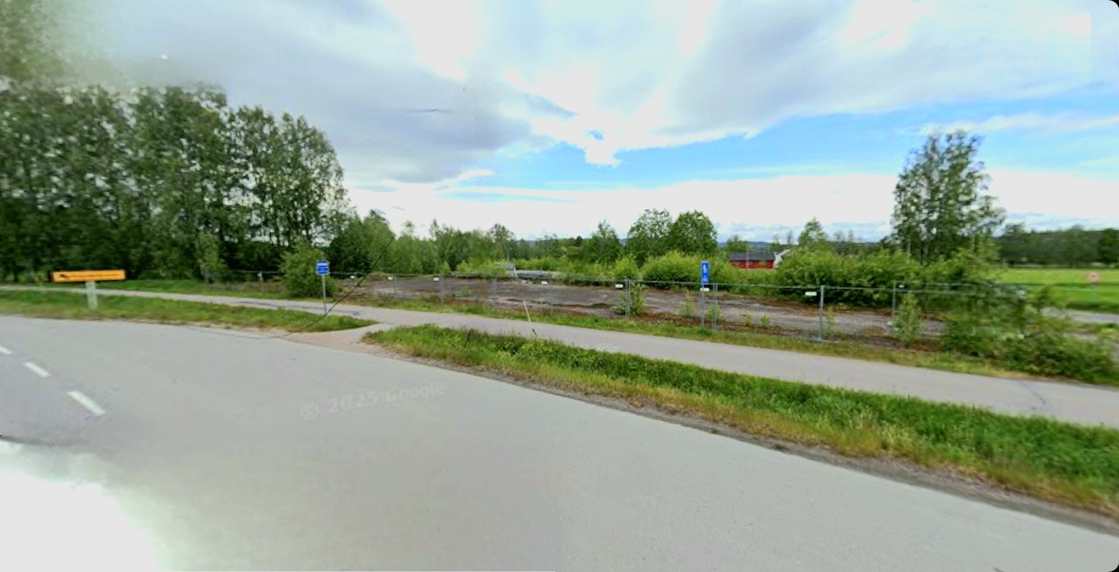 Utsnitt av tomten sett fra RV 2 fra nordsiden. Tomtegrensen langs gangvei Galleribilde