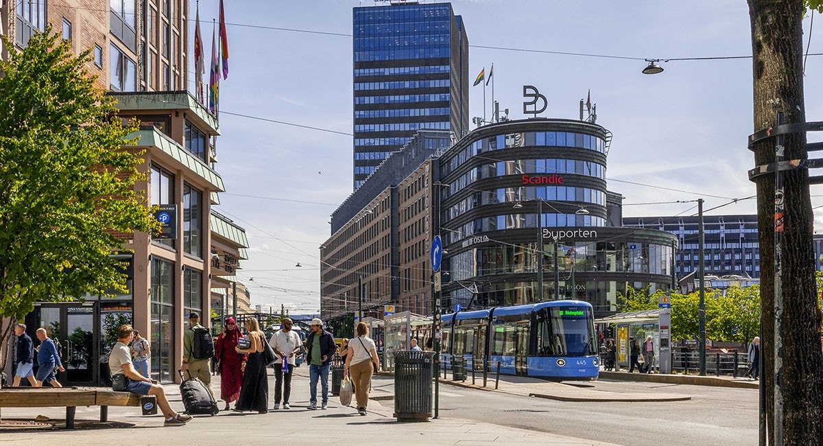 Det er også kort vei til Jernbanetorget - et av Oslos knutepunkter for t-bane, trikk, buss og tog Galleribilde