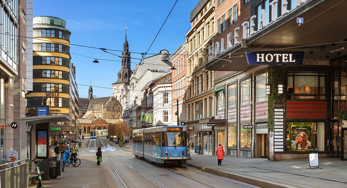 Buss- og trikkeholdeplass i Storgata ligger ett minutts gange fra bygget Galleribilde