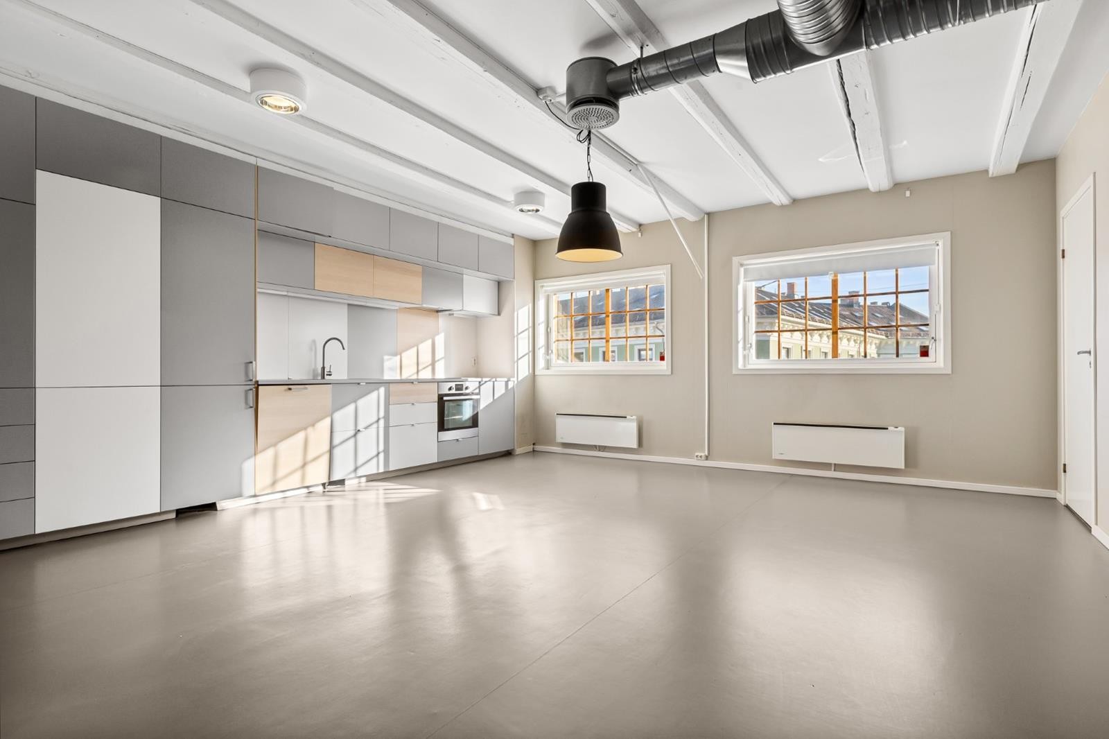 Kjøkken med alle fasiliteter. God plass til spisebord og sitteplasser Galleribilde