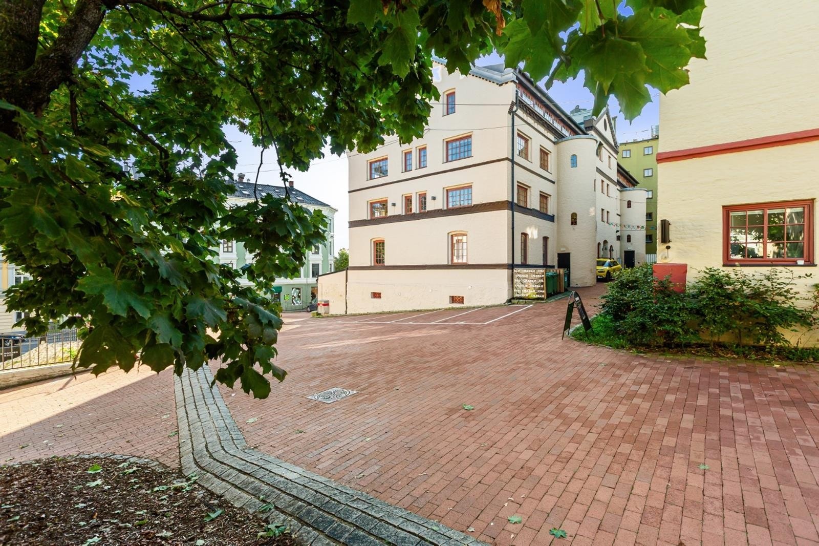 Parkeringsplasser i tilknytning til eiendommen Galleribilde