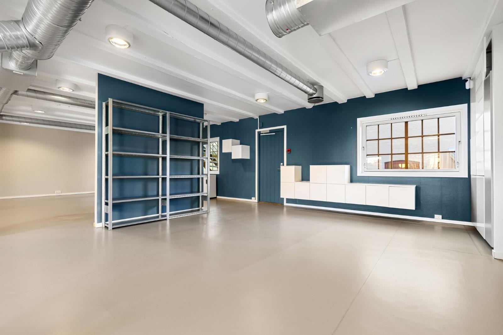 Stort og åpent kontor med mange muligheter. Her vises lounge område ved inngangspartiet Galleribilde