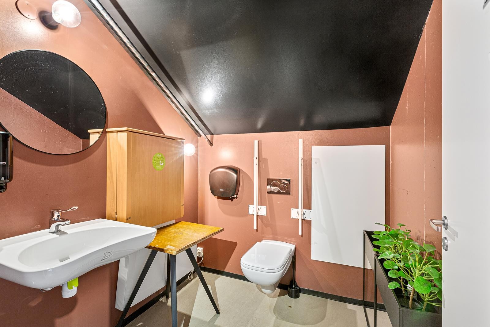 Kundetoalett med vegghengt toalett Galleribilde