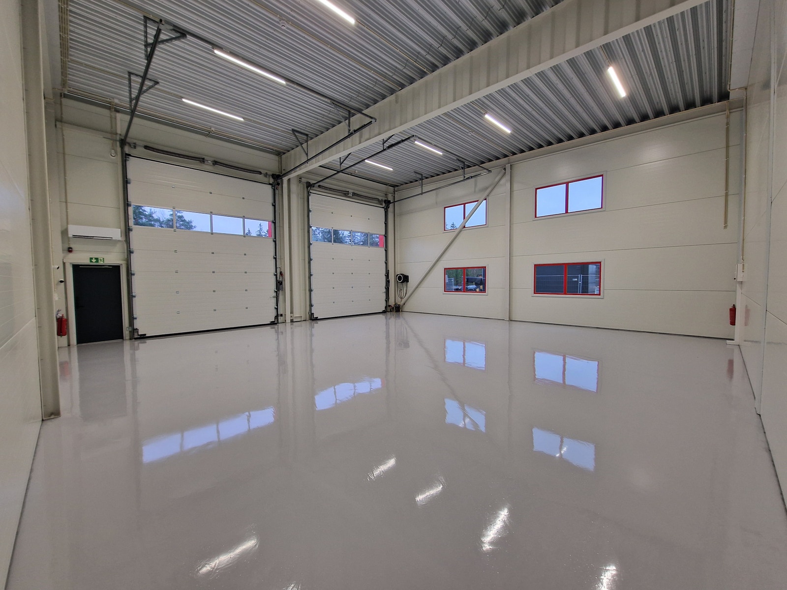 Ekstra belysning – godt arbeidslys i hele seksjonen Galleribilde