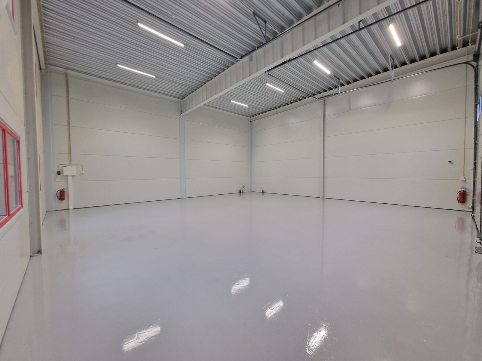 Romslig planløsning ca. 12 x 12 m – enkel å tilpasse ulike behov
Vann og avløp etablert – gir fleksibilitet for drift og innredning Galleribilde