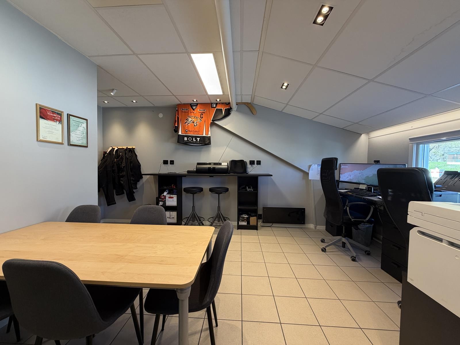 Spiseplass/møterbord og tre arbeidsplasser Galleribilde