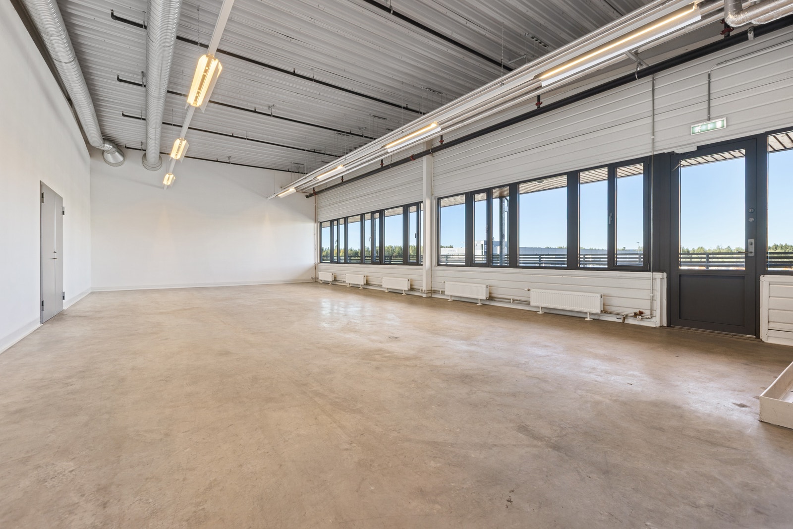 Uinnredet kontordel over lageret som kan ferdigstilles ved behov. Galleribilde