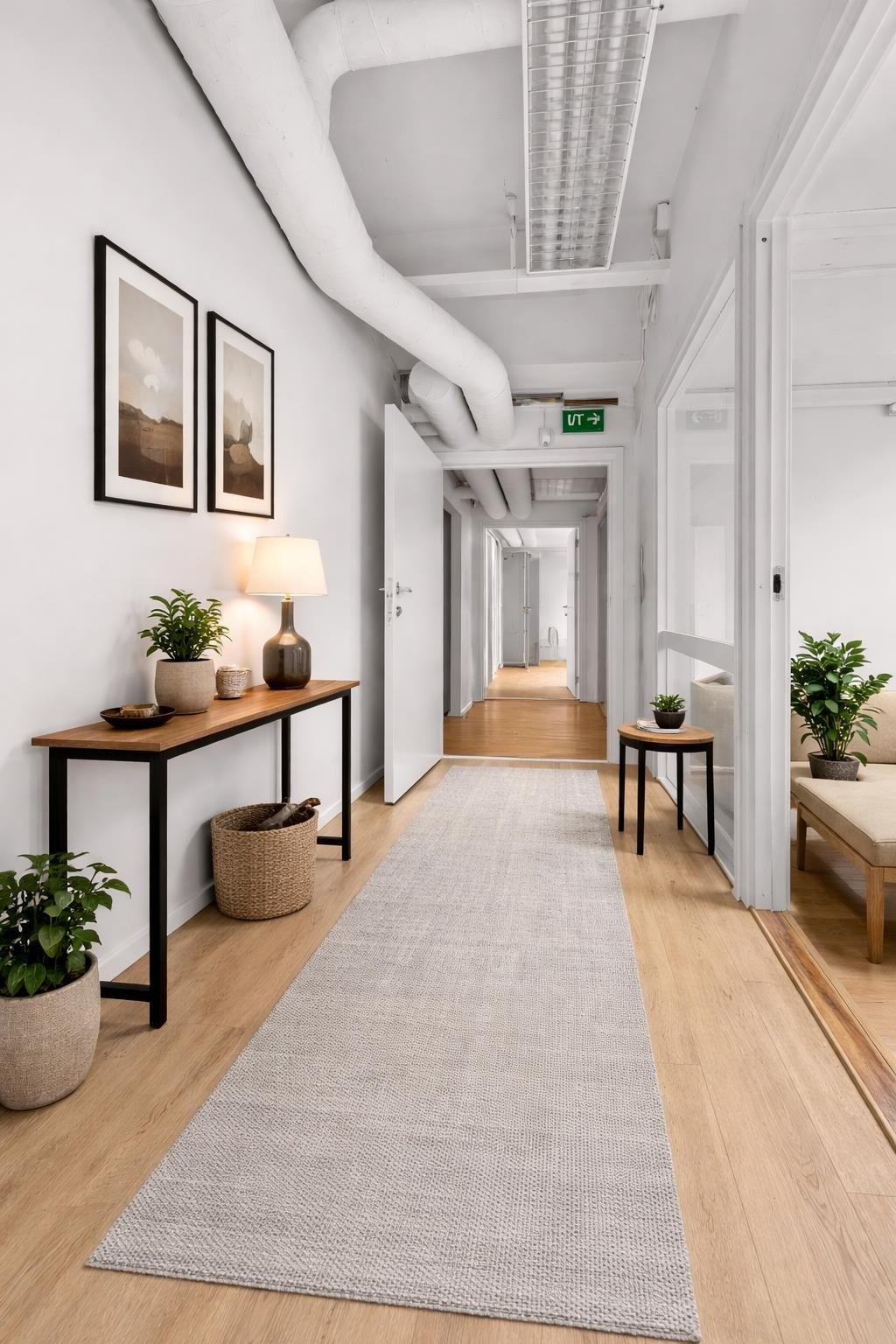 Ny lys laminat på gulvene i deler av kontoret. Galleribilde