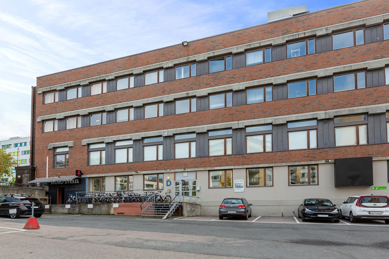 Egen inngang fra veldrevet parkeringspalss Galleribilde