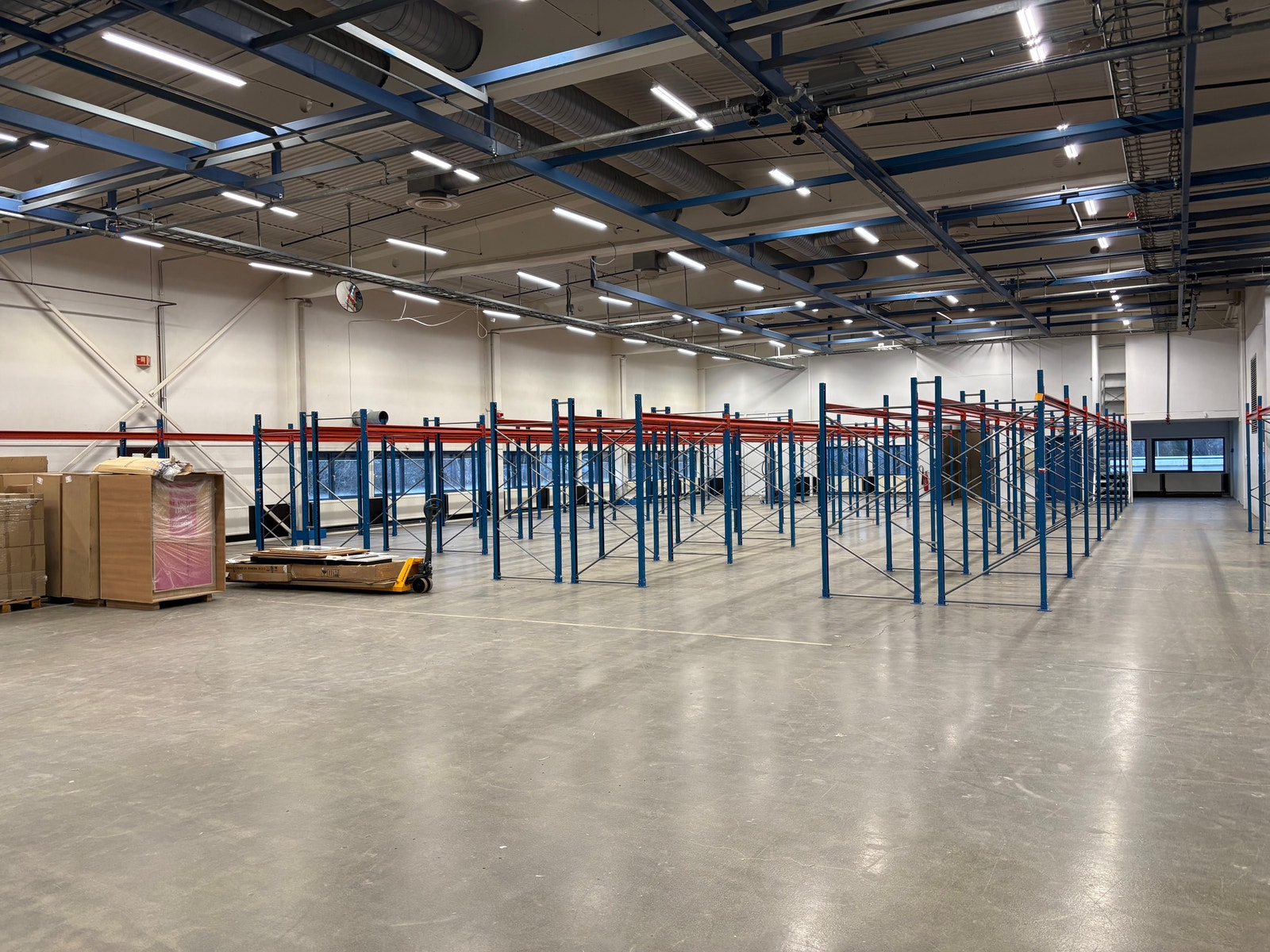 Reolsatt høytlager med tilgang til vareramper Galleribilde