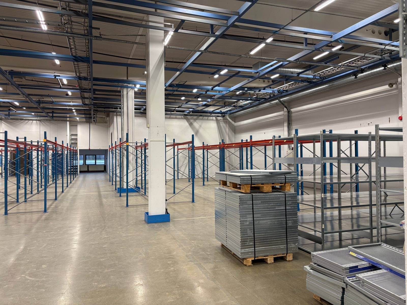Reolsatt høytlager med tilgang til vareramper Galleribilde