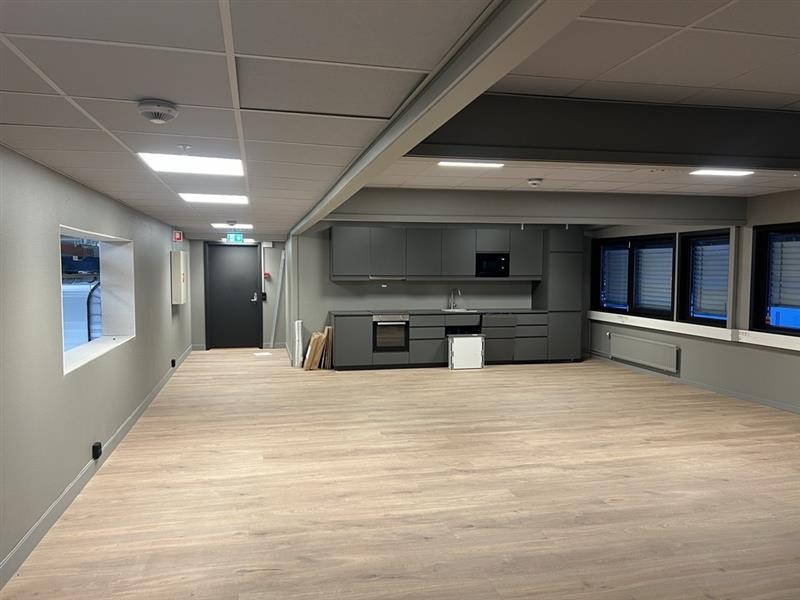 Tilhørende kontorfunksjoner med te-kjøkken og toalett Galleribilde