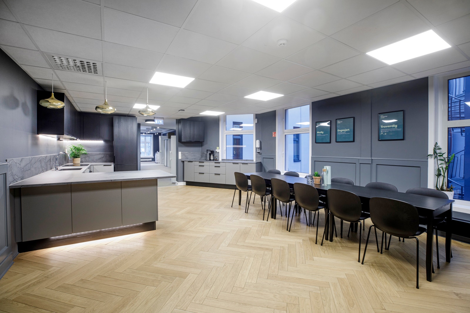 Stort kjøkken som deles med Makeup Mekka. Galleribilde