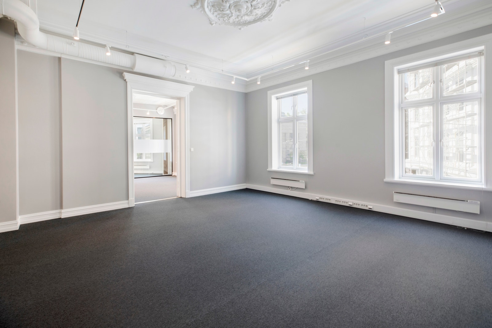 Lyst rom på 30 kvm som fremleies. Veggene i hele lokalet er malt i fargen sand etter at bilder ble tatt. Galleribilde