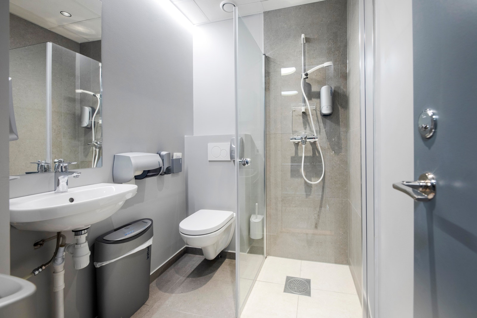 Ett av to toaletter som deles med Makeup Mekka. Galleribilde