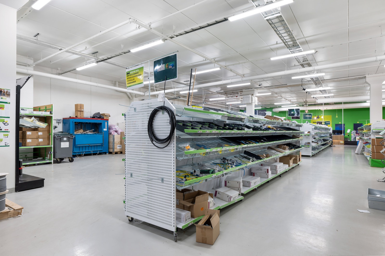 Handelslokale med god takhøyde. Lokalet er BTA 1273 m², men kan deles mellom to leietakere.