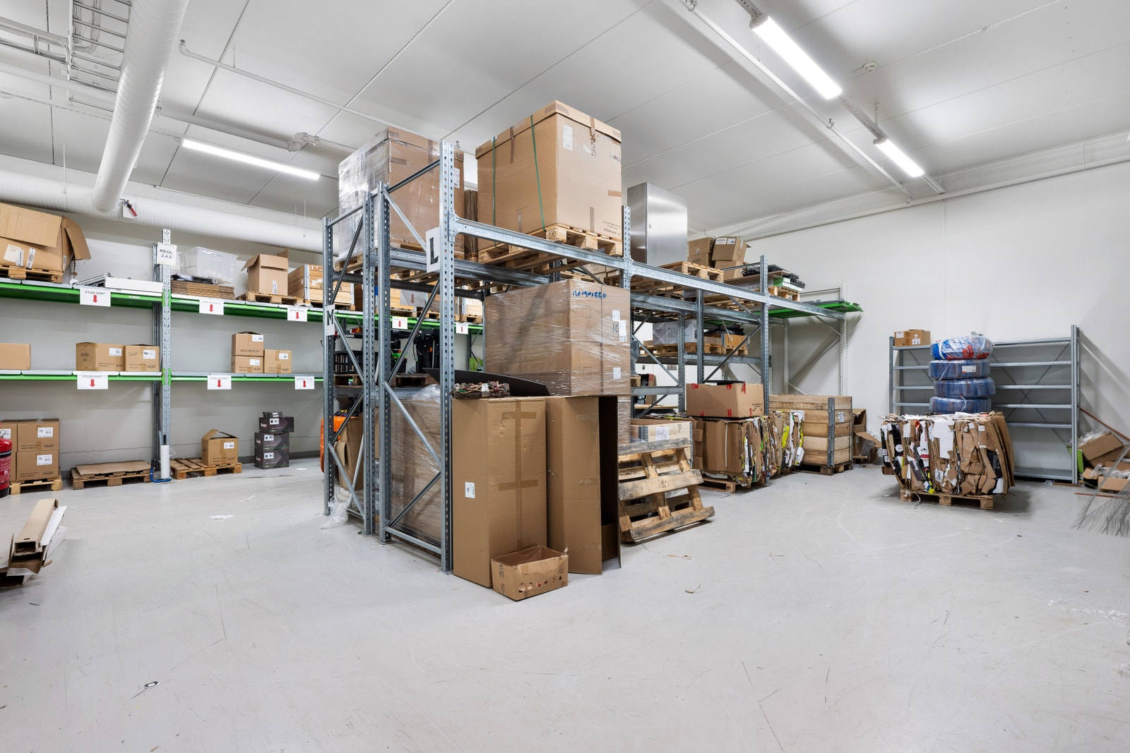 Lagerlokaler tilknyttet handelslokale . Lokalet er BTA 1273 m², men kan deles mellom to leietakere.