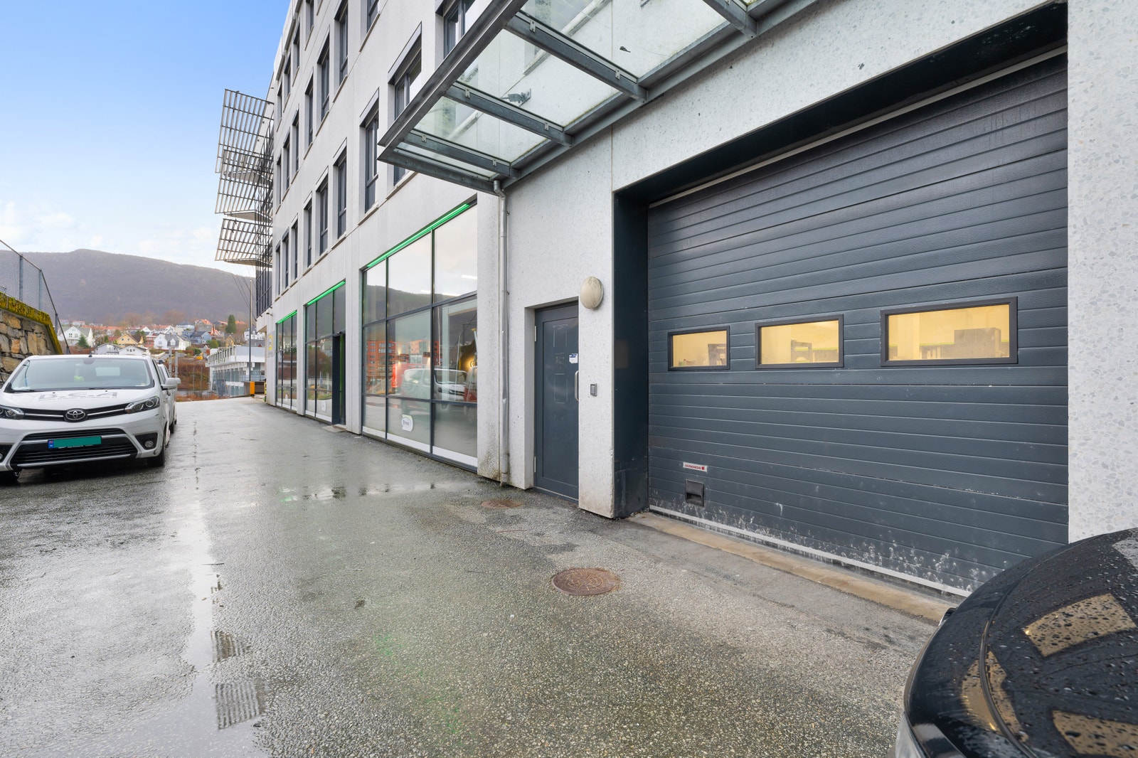 Enkel varelevering via kjøreport på siden av lokalet. Lokalet er BTA 1273 m², men kan deles mellom to leietakere.