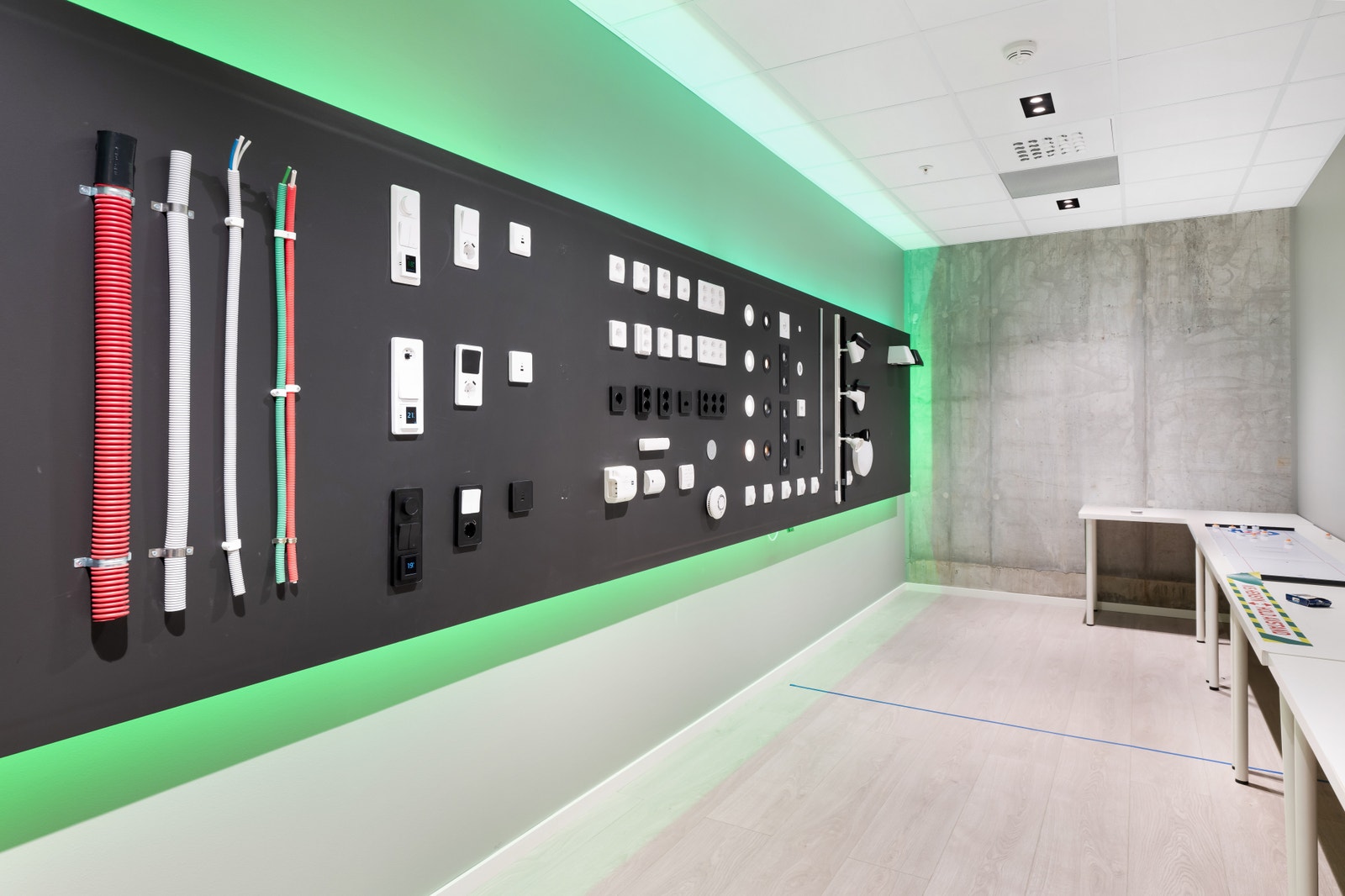 Showroom tilknyttet proffbutikk.Lokalet er BTA 1273 m², men kan deles mellom to leietakere.