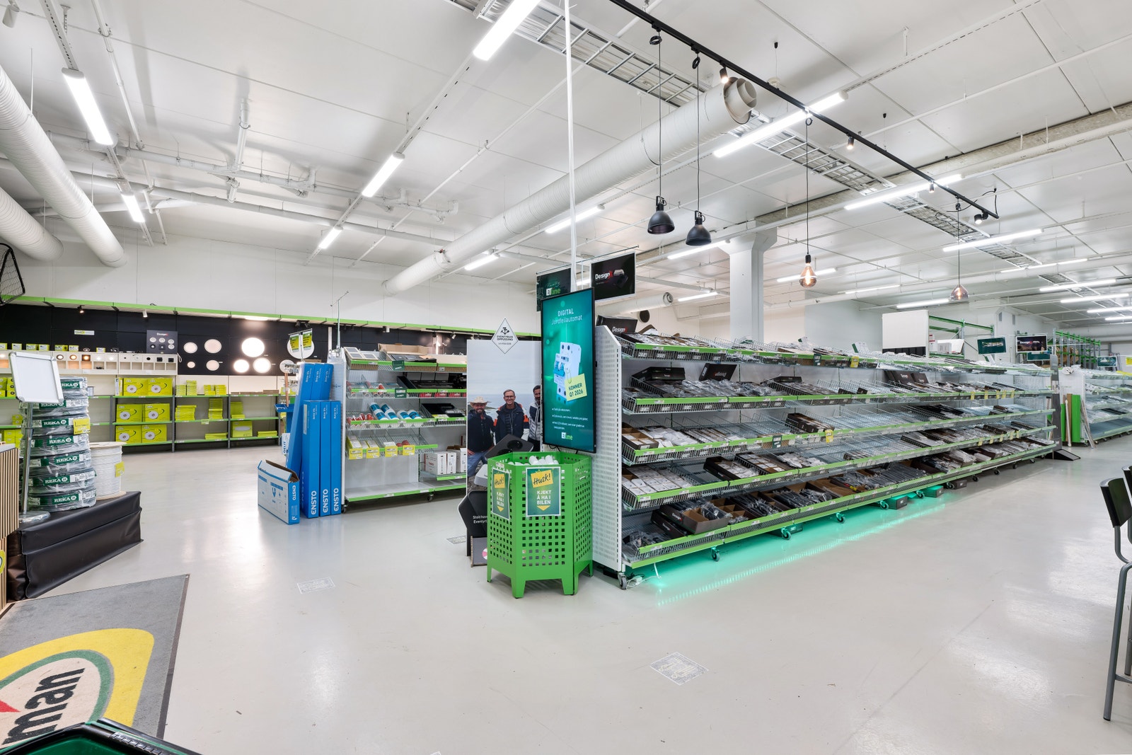 Handelslokale med god takhøyde. Lokalet er BTA 1273 m², men kan deles mellom to leietakere.