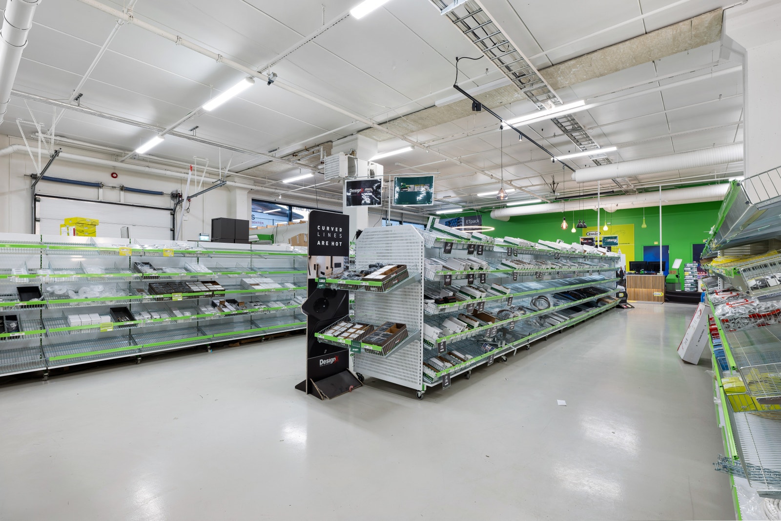 Handelslokale med god takhøyde. Lokalet er BTA 1273 m², men kan deles mellom to leietakere.