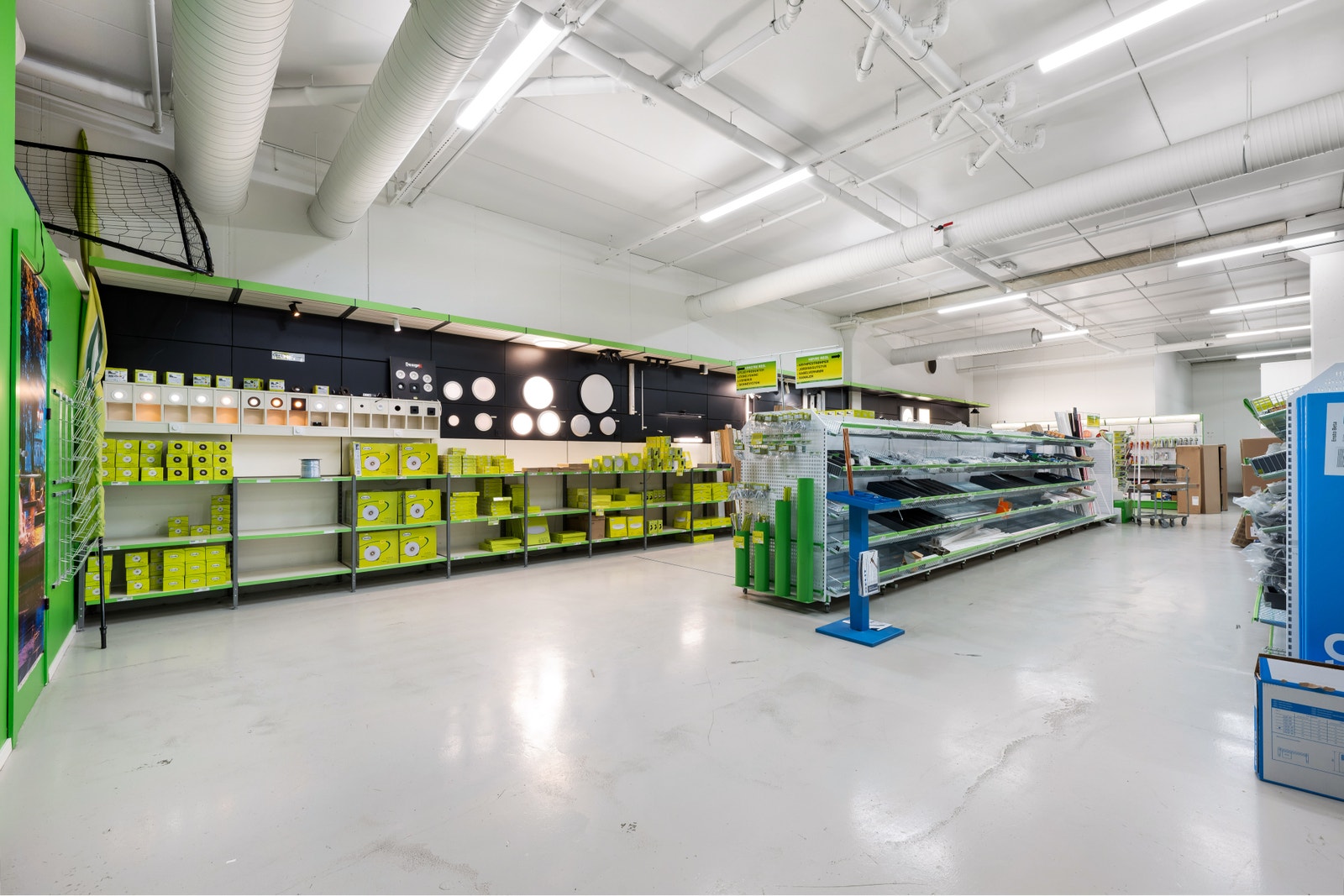 Handelslokale med god takhøyde. Lokalet er BTA 1273 m², men kan deles mellom to leietakere.