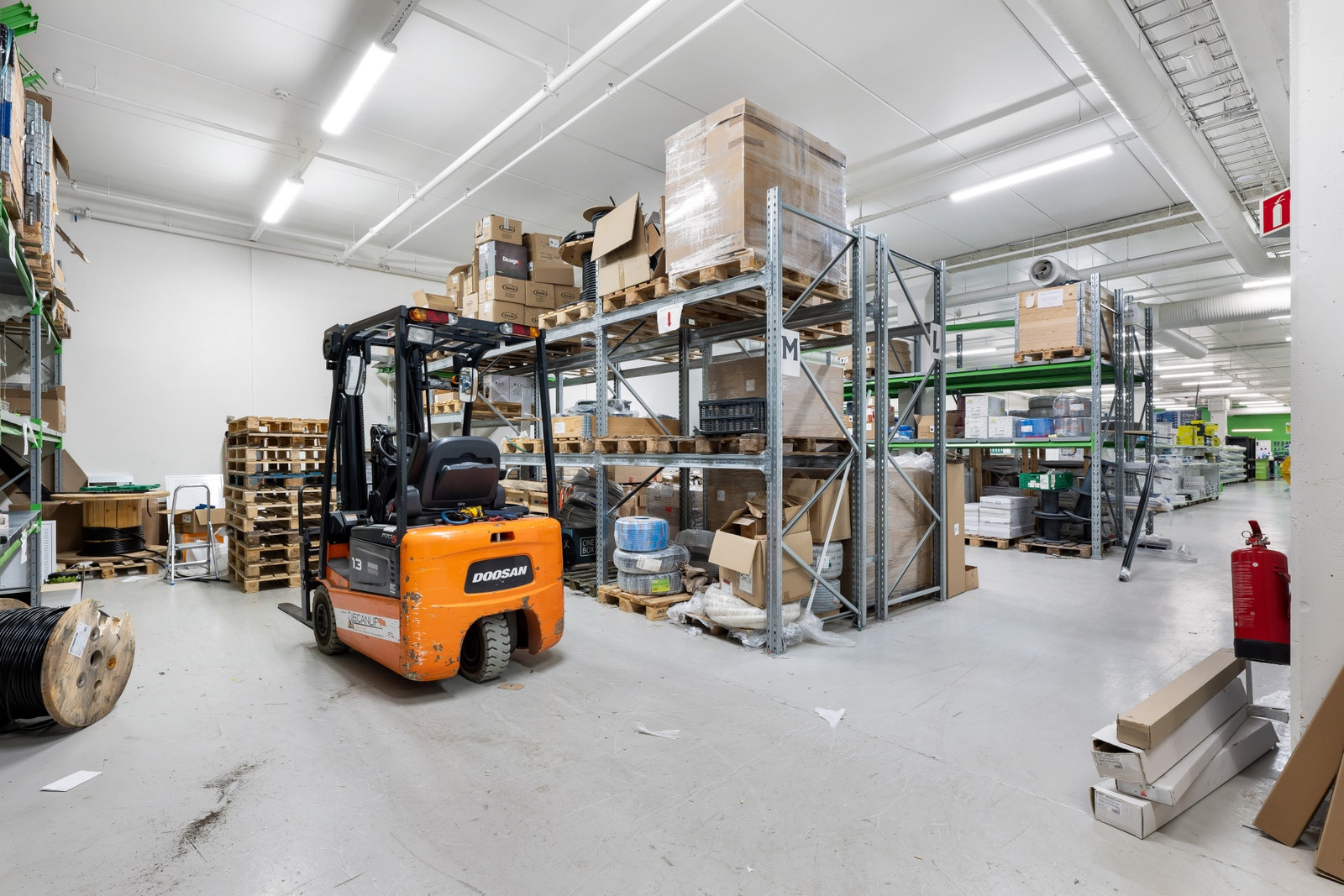 Lagerlokaler tilknyttet handelslokale . Lokalet er BTA 1273 m², men kan deles mellom to leietakere.