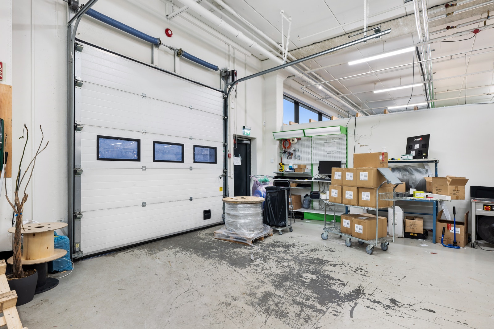 Enkel varelevering via kjøreport på siden av lokalet. Lokalet er BTA 1273 m², men kan deles mellom to leietakere.