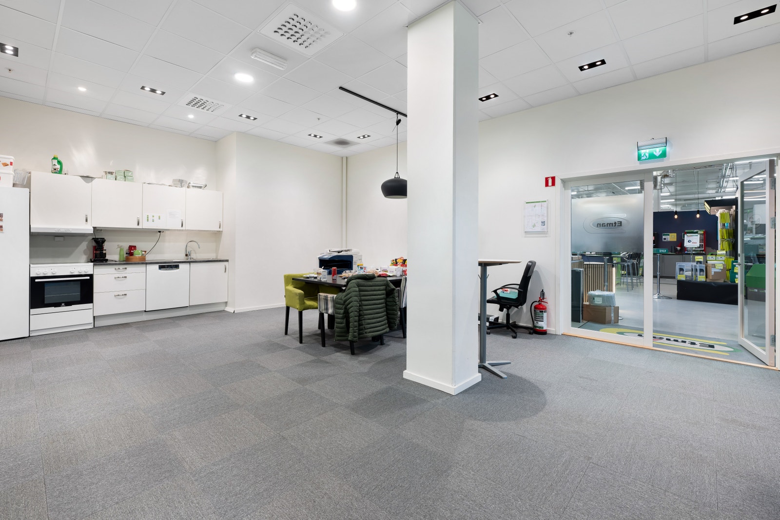 Personal-/pauserom tilknyttet handelslokale . Lokalet er BTA 1273 m², men kan deles mellom to leietakere.