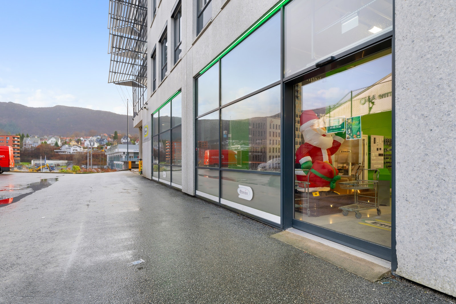 Kundeinngang med gjesteparkering