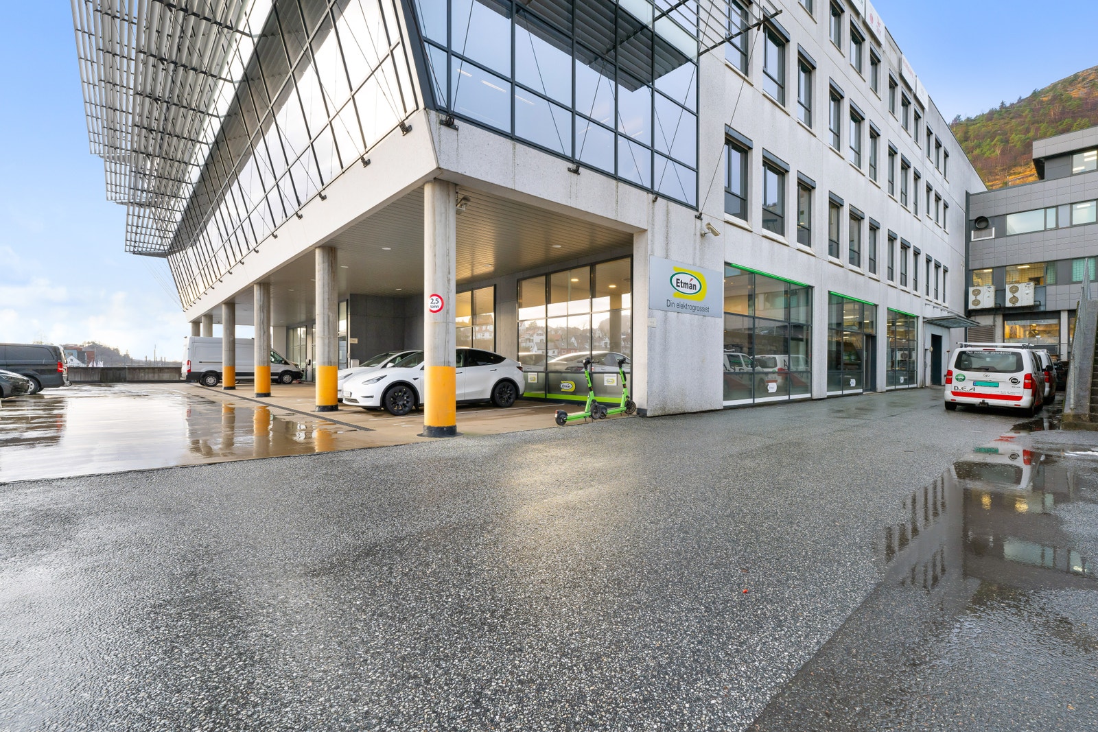 Enkel varelevering via kjøreport på siden av lokalet. Lokalet er BTA 1273 m², men kan deles mellom to leietakere.