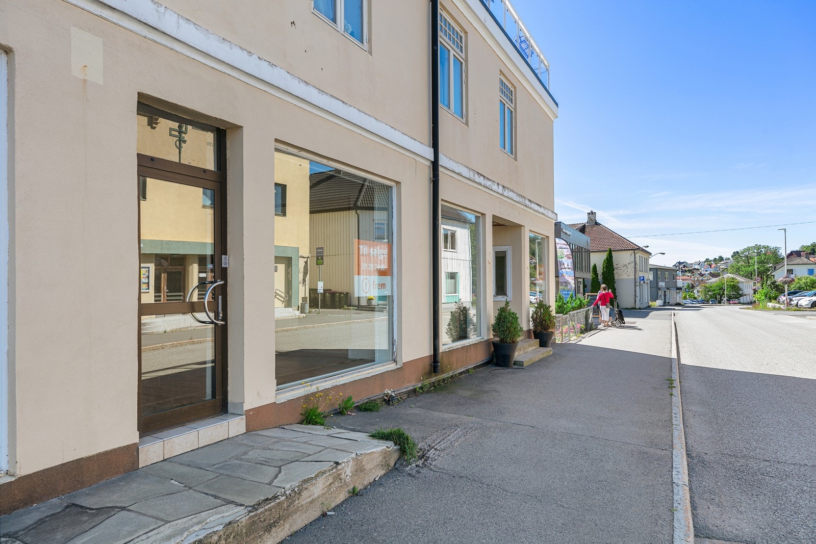 Fasade med store vinduer mot hovedveien Galleribilde