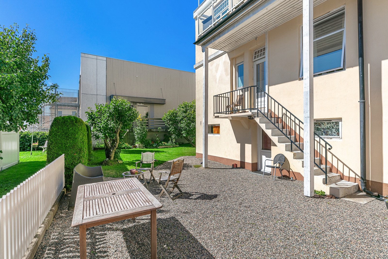 Adkomst til lokale på baksiden av eiendommen med kjøkken, stue, 1 sov, bad og gang. Galleribilde