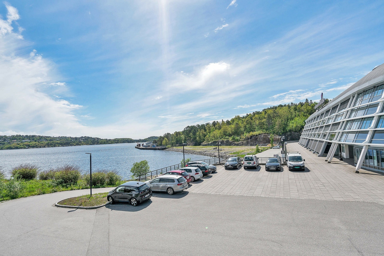 Fantastisk beliggenhet i.f.t. sjø og omkringliggende tur- og rekreasjonsområder. Galleribilde