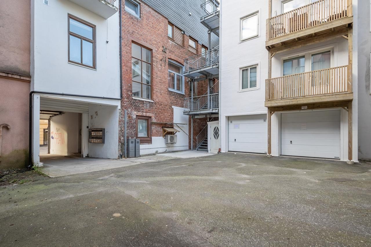 Bakgård Galleribilde