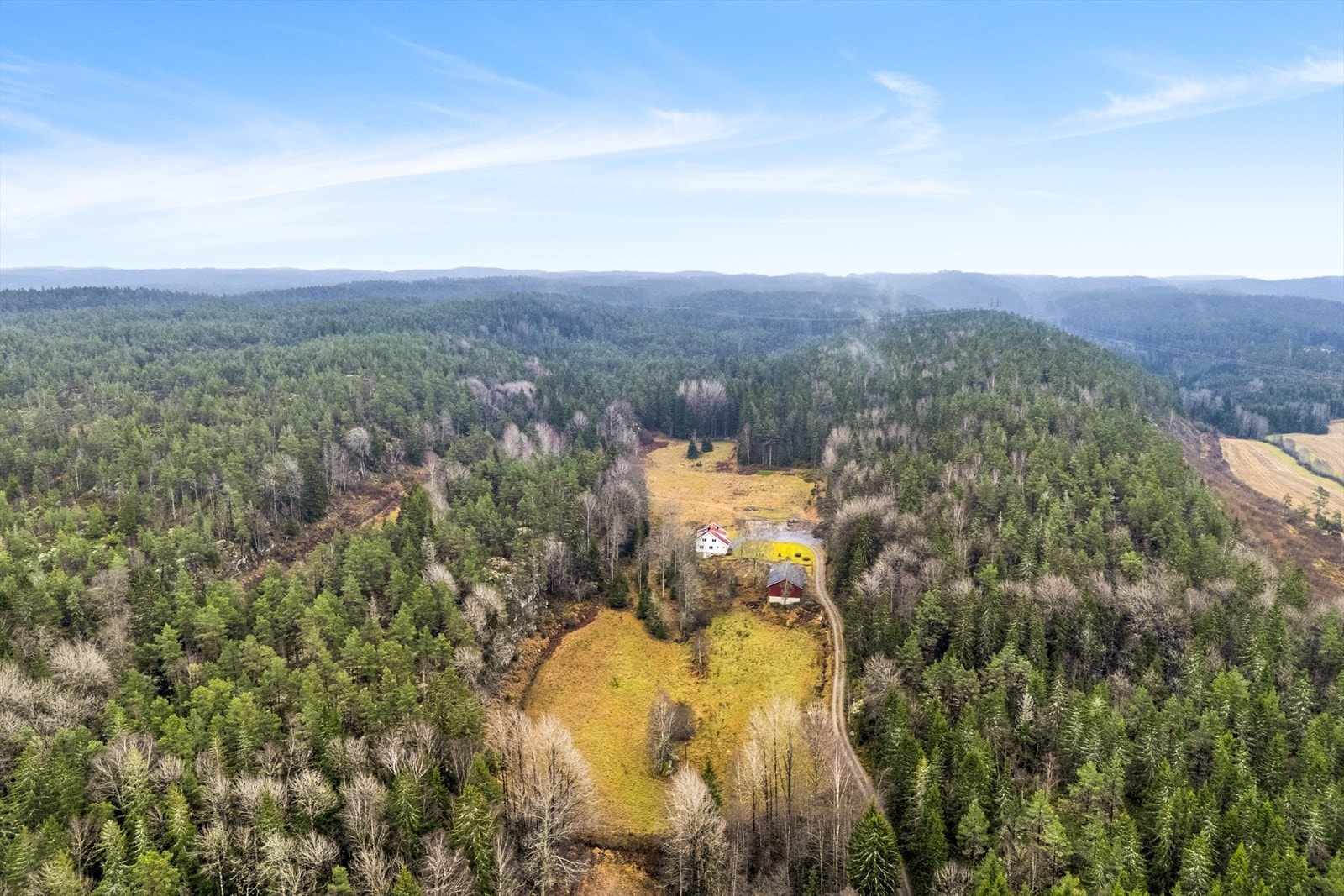 I Rakkestad sentrum ligger med ca. 15 min kjøring, her finnes et sjarmerende handelssentrum og togtilbud med timesavganger til Oslo. Galleribilde