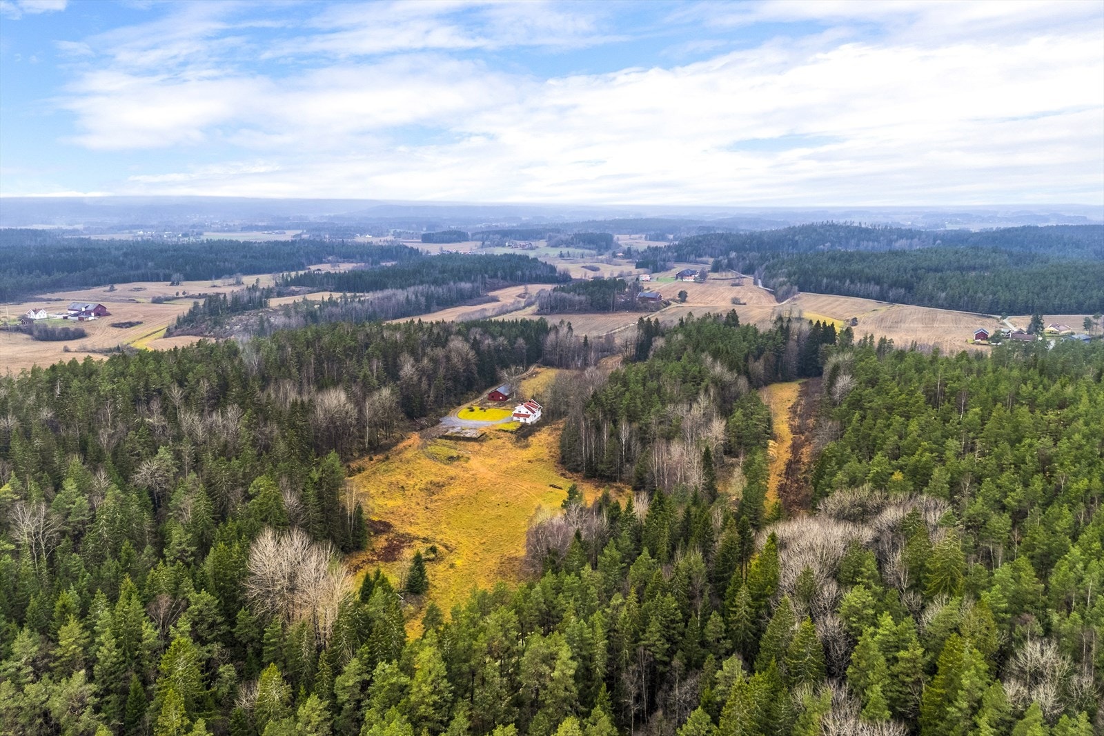 Det er ca. 10 min kjøring til dagligvarebutikk, idrettshall, barneskole og barnehage i Degernes. Galleribilde