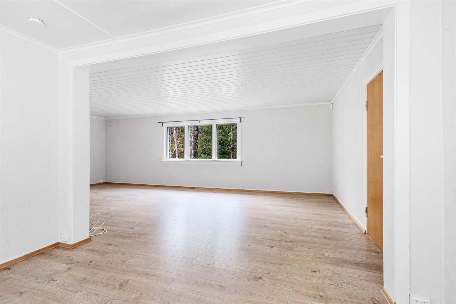 Romslig stue i 1. etasje med gode møbleringsmuligheter. Galleribilde