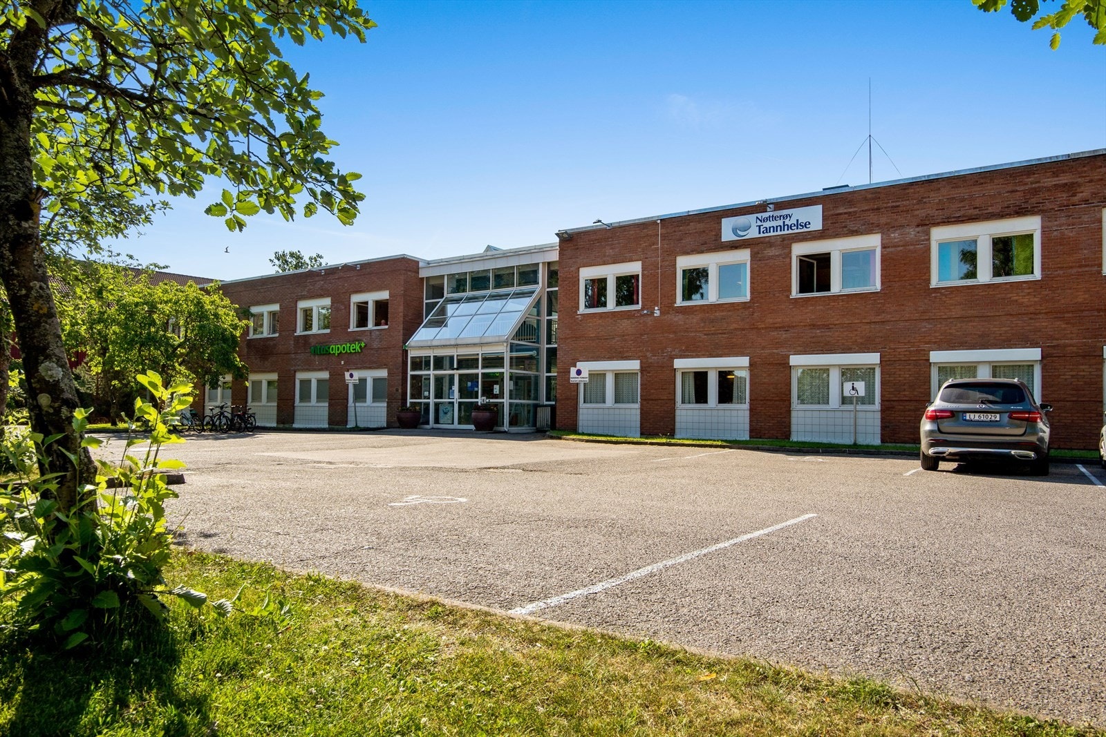 Inngangsparti og parkering Galleribilde