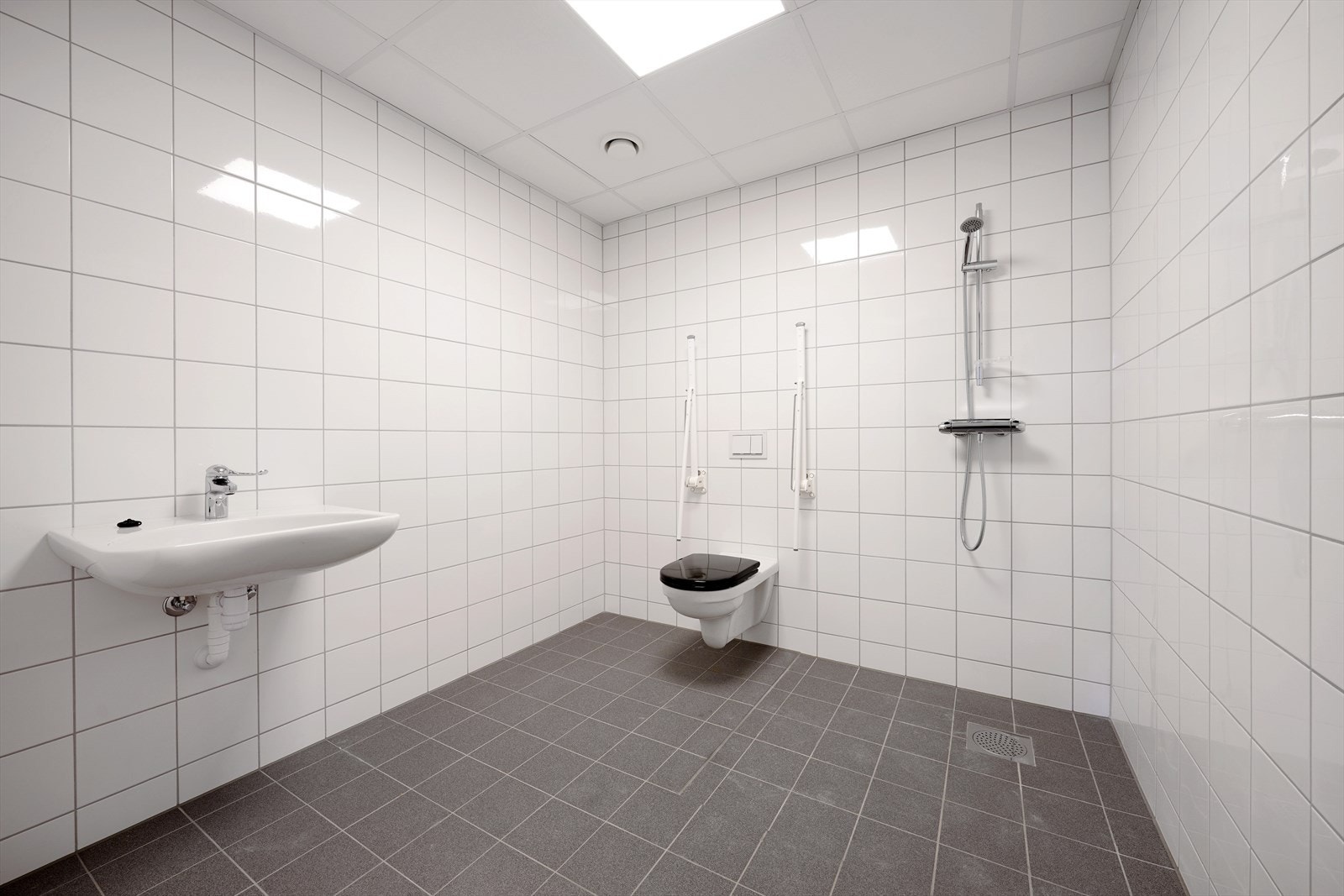 Toalettrom med både herre og dame toalett samt et eget separat HC toalett med dusj. Galleribilde
