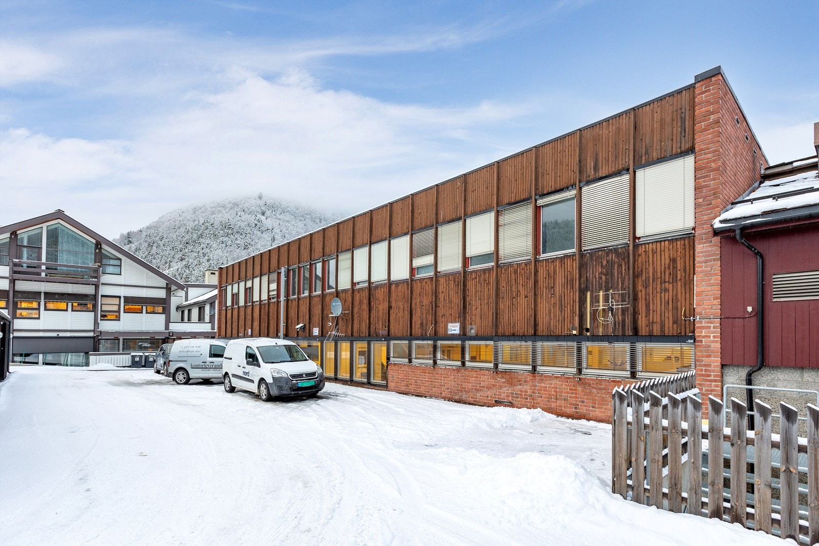 Bilde fra bakgård. 4 parkeringsplasser på egen tomt medfølger Galleribilde